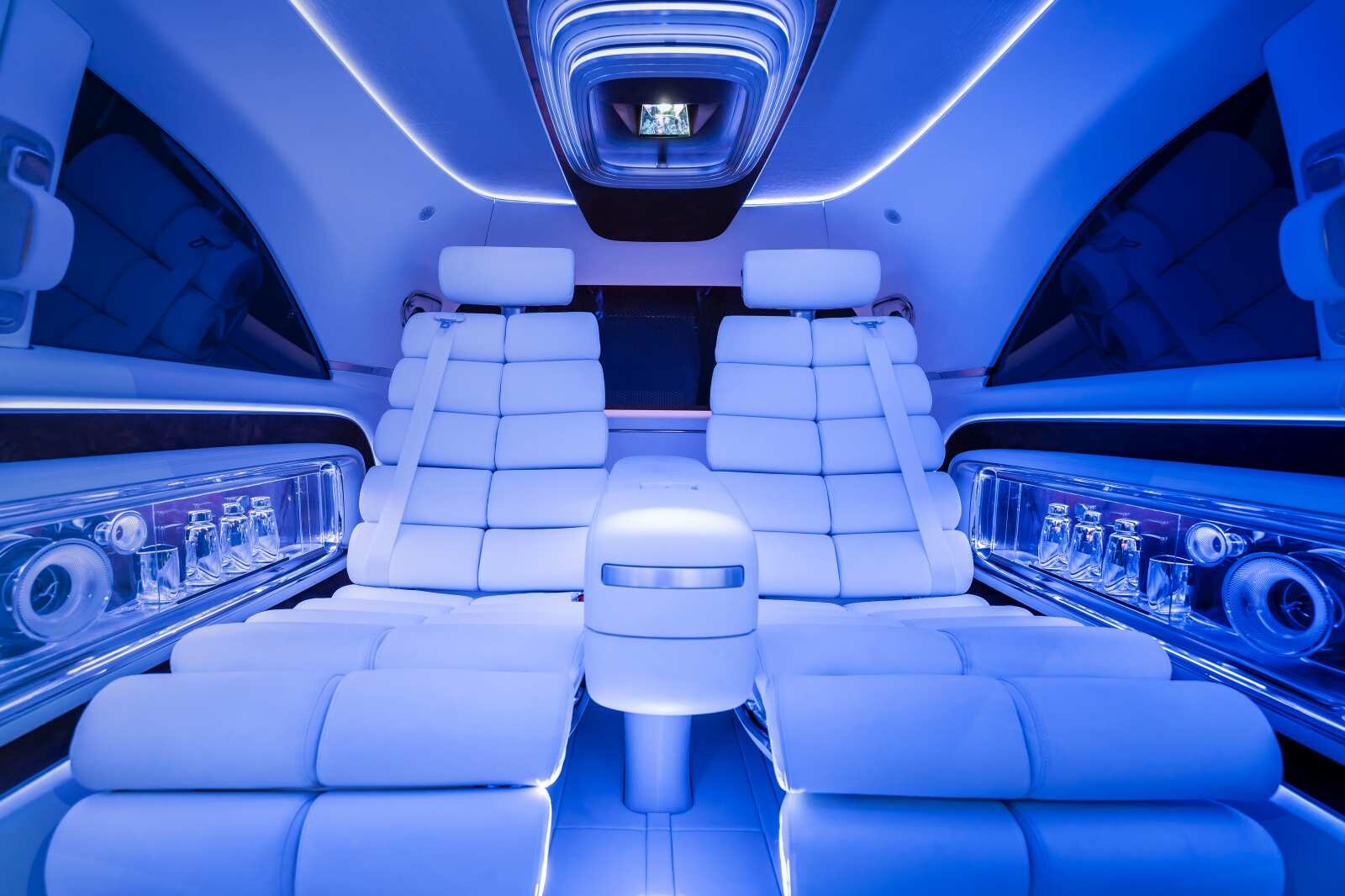 Un habitacle luxueux et moderne, tout en sons et lumières.