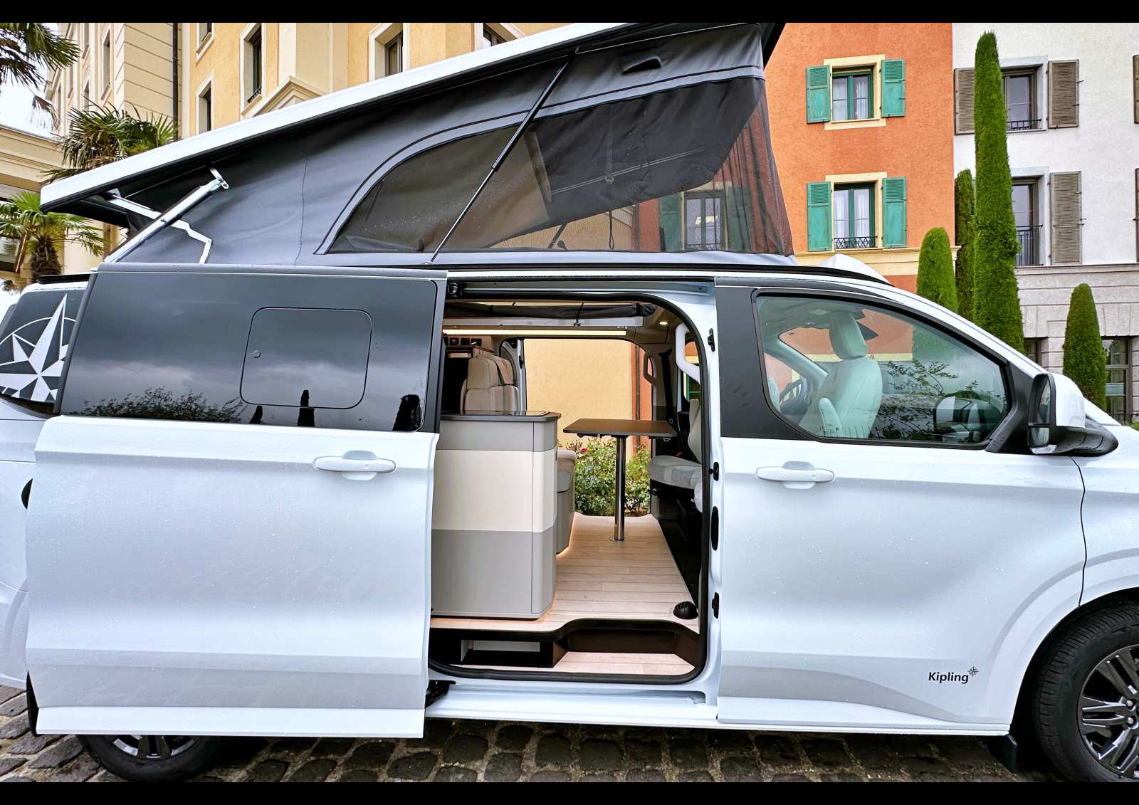 Aucun doute, les deux portes coulissantes du Kipling séduiront les utilisateurs : gain de luminosité, ouverture vers l'extérieur, ventilation lorsqu’on cuisine à bord, et sortie possible des deux côtés du véhicule comme dans une voiture !