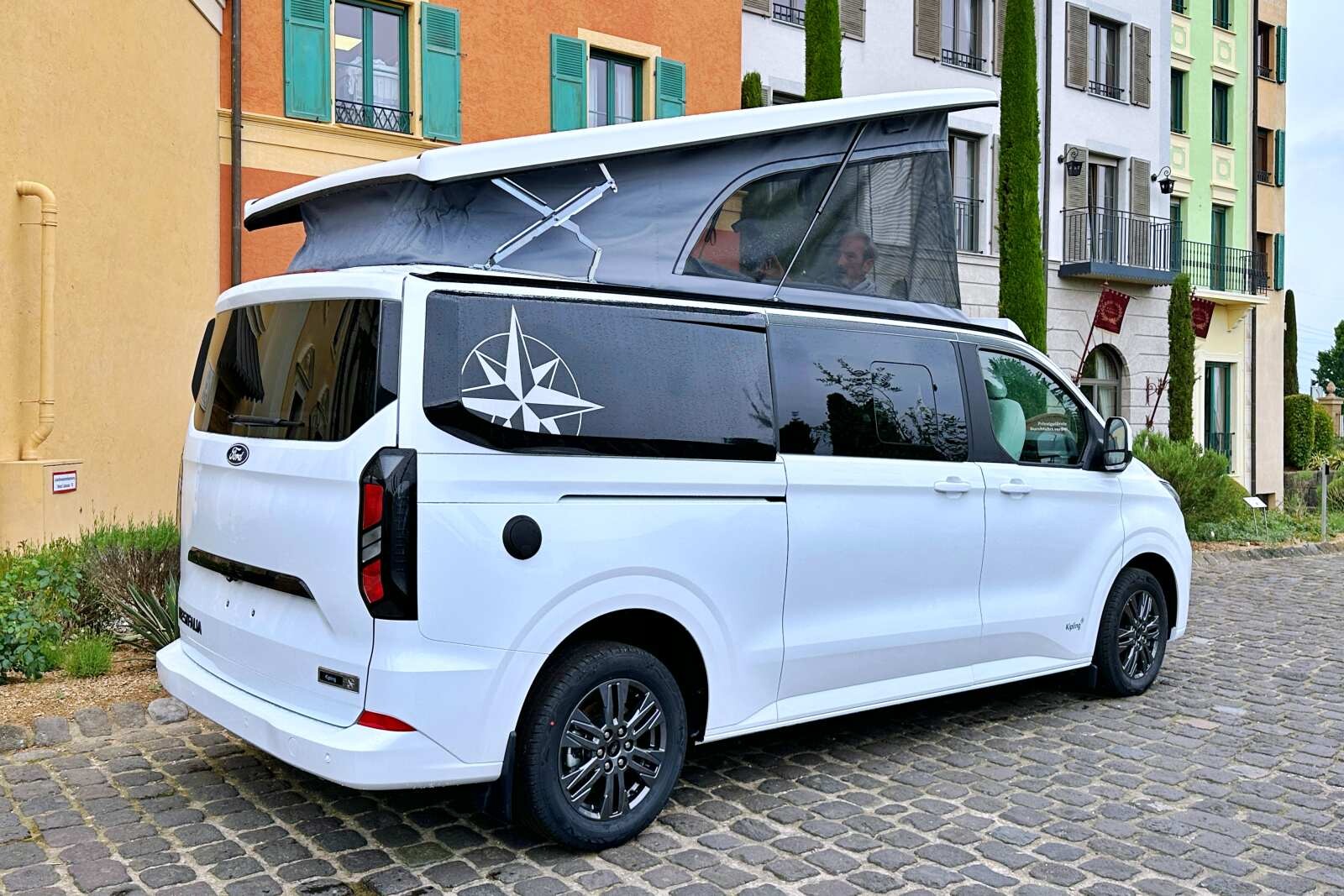 Les joues d'extensions du Kipling s'harmonisent très bien avec les lignes fluides du Ford Transit Custom.