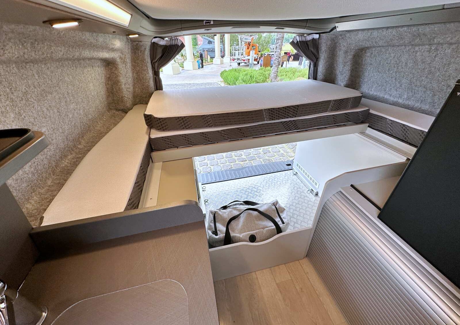 La structure du lit arrière est modulable grâce au sommier peigne.