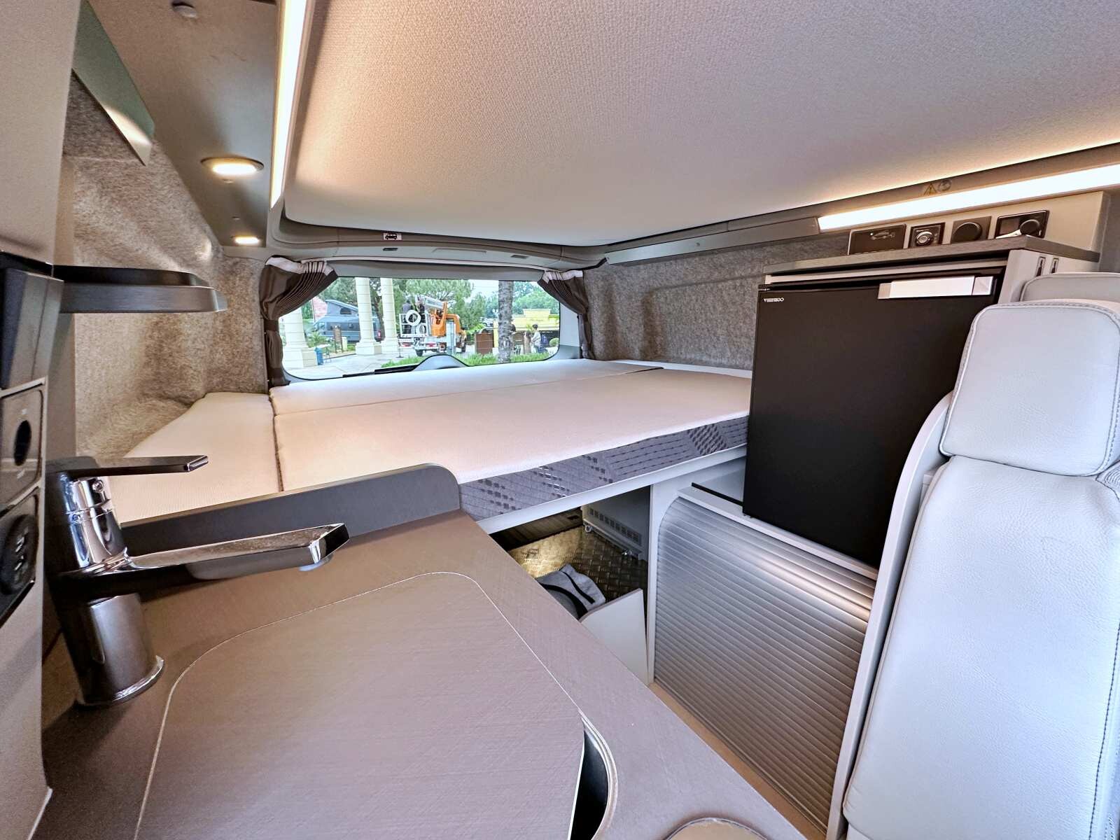 Un nouveau plan arrive chez Westfalia : le Kipling arbore un lit transversal, grâce à deux joues d'extensions aménagées dans les parois. Un couchage permanent ou amovible, au choix.