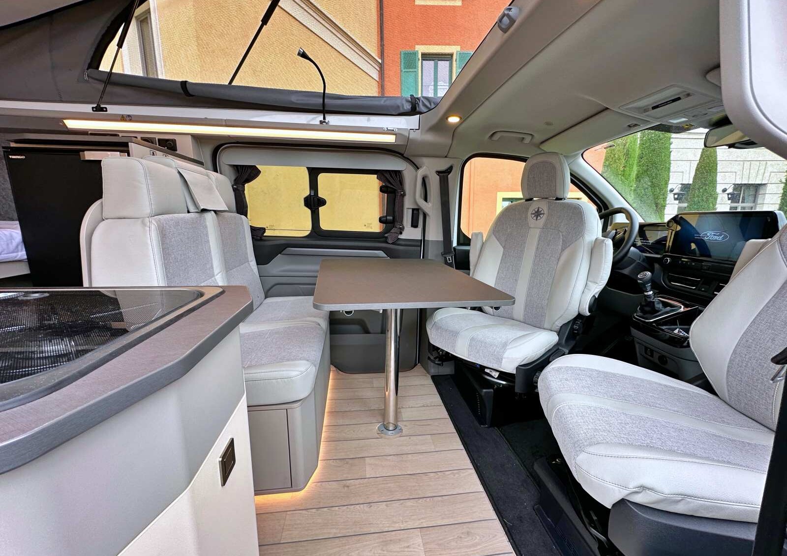 La table dinette et son pied tubulaire font partie d'un kit outdoor avec deux chaises de camping, le tout peut être rangé dans une housse à loger dans la soute.