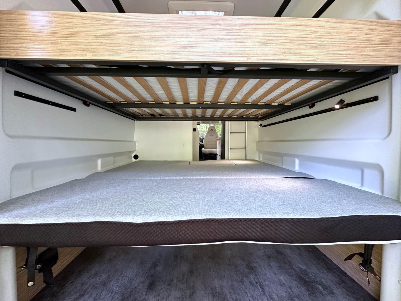 Le lit du bas affiche 200/185 cm de long pour 185 cm de large.