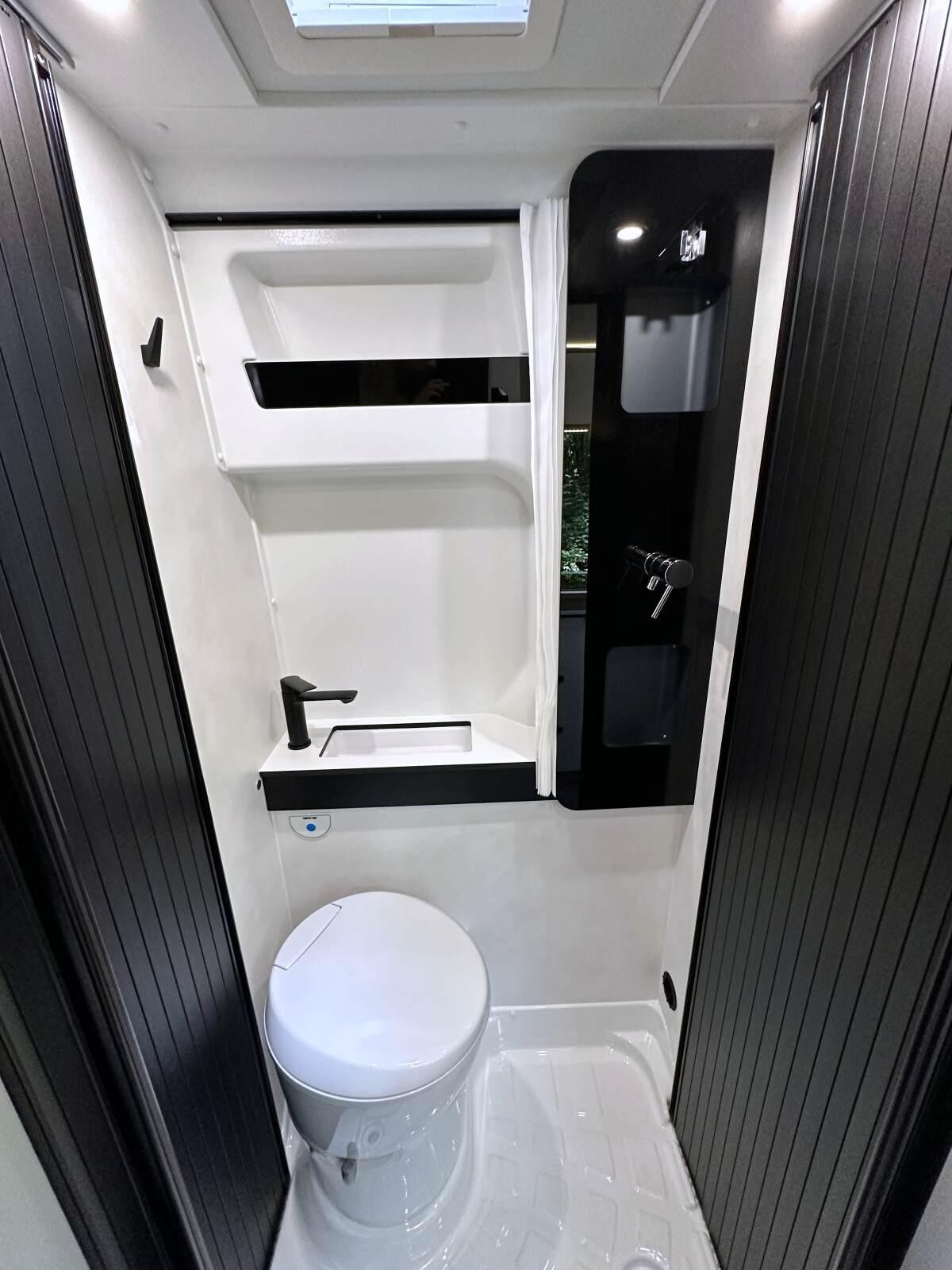La douche bénéficie de réservoirs de 110 L d'eau propre et de 90 L d'eaux usées.