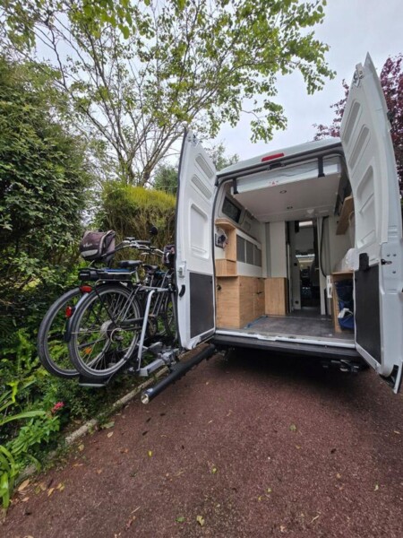 Et permet ainsi l’ouverture en grand des deux portes arrières du fourgon.