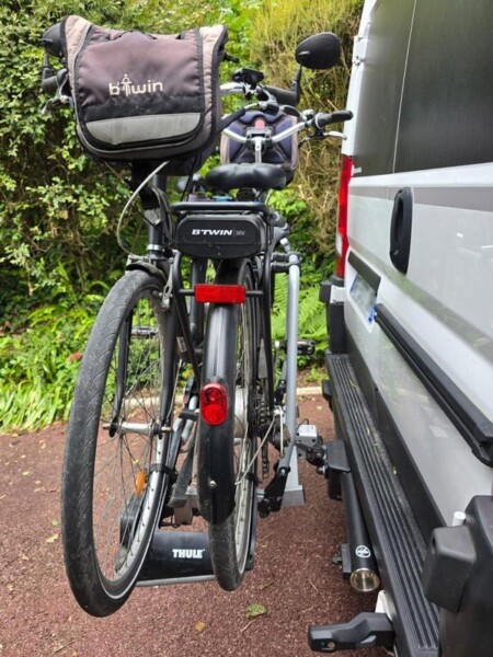 Le VeloSwing est principalement utilisé pour emporter deux véhicules électriques. Mais il permet aussi de tracter une remorque ou un bateau.