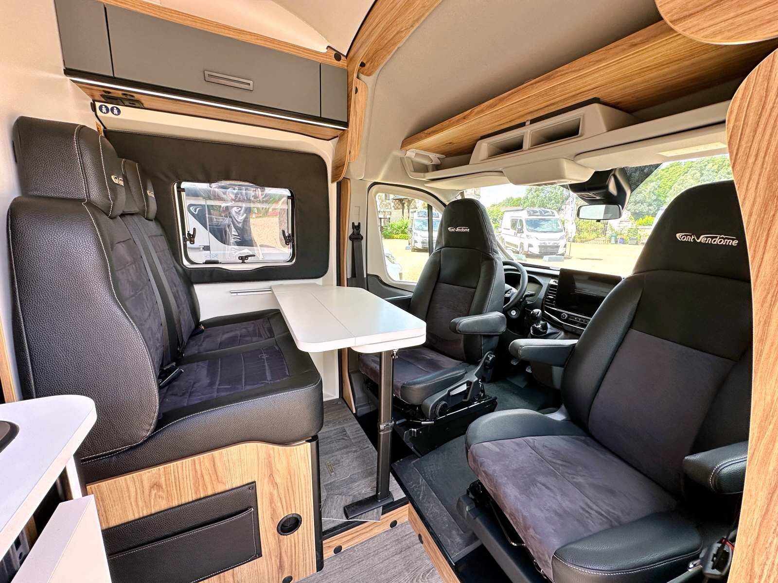 Superbe sellerie noire Divina associée à l'ambiance Catania du mobilier. Le Forty Van 4x2 profite de la cabine découpée du Transit, avec ses rangements compartimentés.