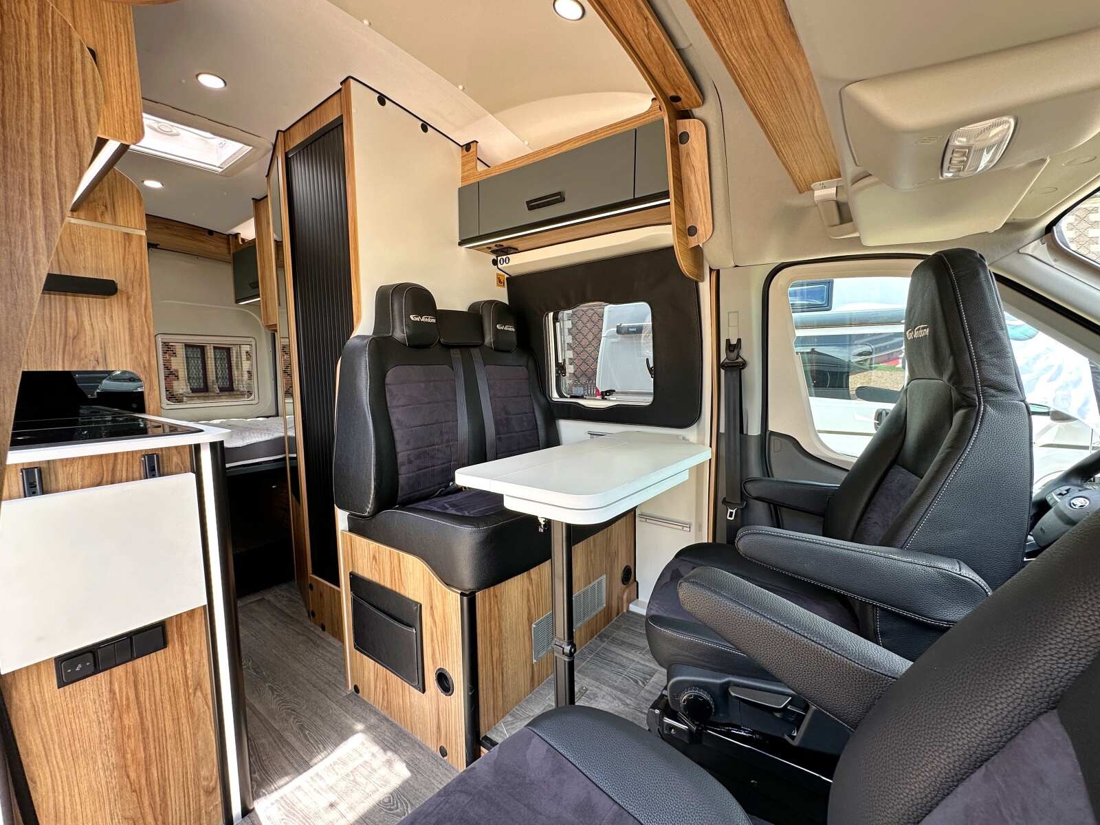 La table dinette est amovible pour pouvoir l'installer à l'extérieur fixée contre le meuble cuisine.