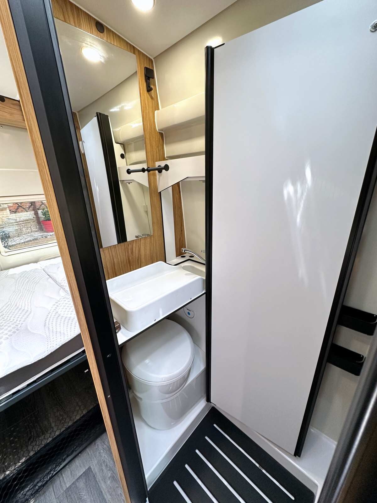...lavabo amovible en mode cabinet de toilette...