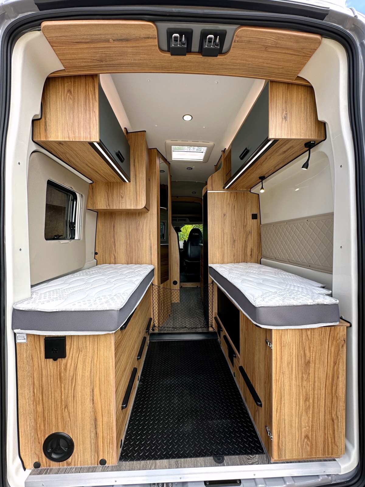 Le sommier et le double plancher partiellement amovibles, autorisent le transport de matériel de sport, vélos, ou bagages encombrants. L