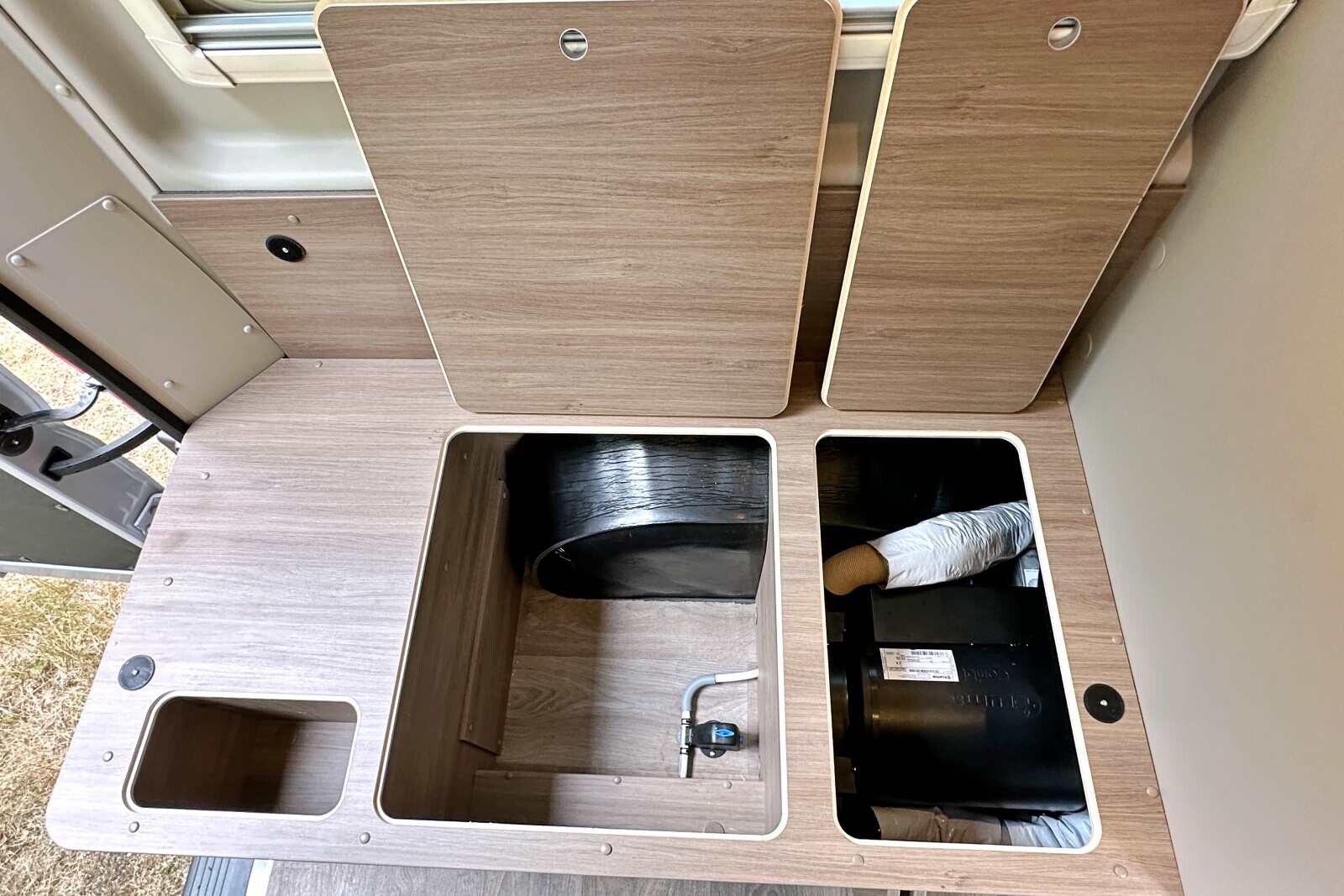 Côté gauche, on trouve sous la banquette d'autres zones de stockage, ainsi que le chauffage Truma Combi 4D.