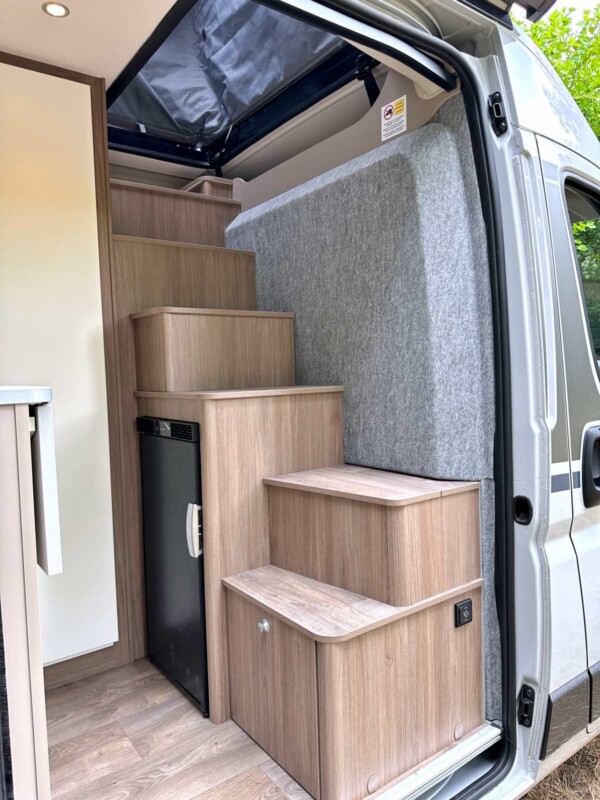 Les 6 marches sont bien proportionnées pour des adultes ou des enfants.