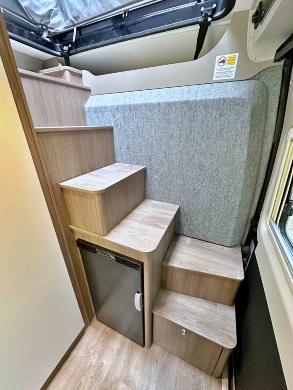 Pensé comme un mobilier multifonctions, l'escalier héberge le frigo de 62 L.