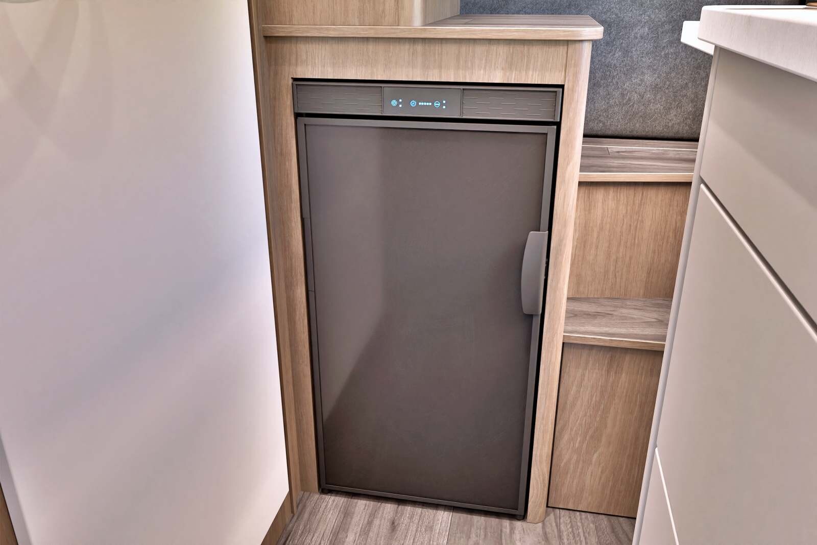Juste à côté, le réfrigérateur de 62 L.