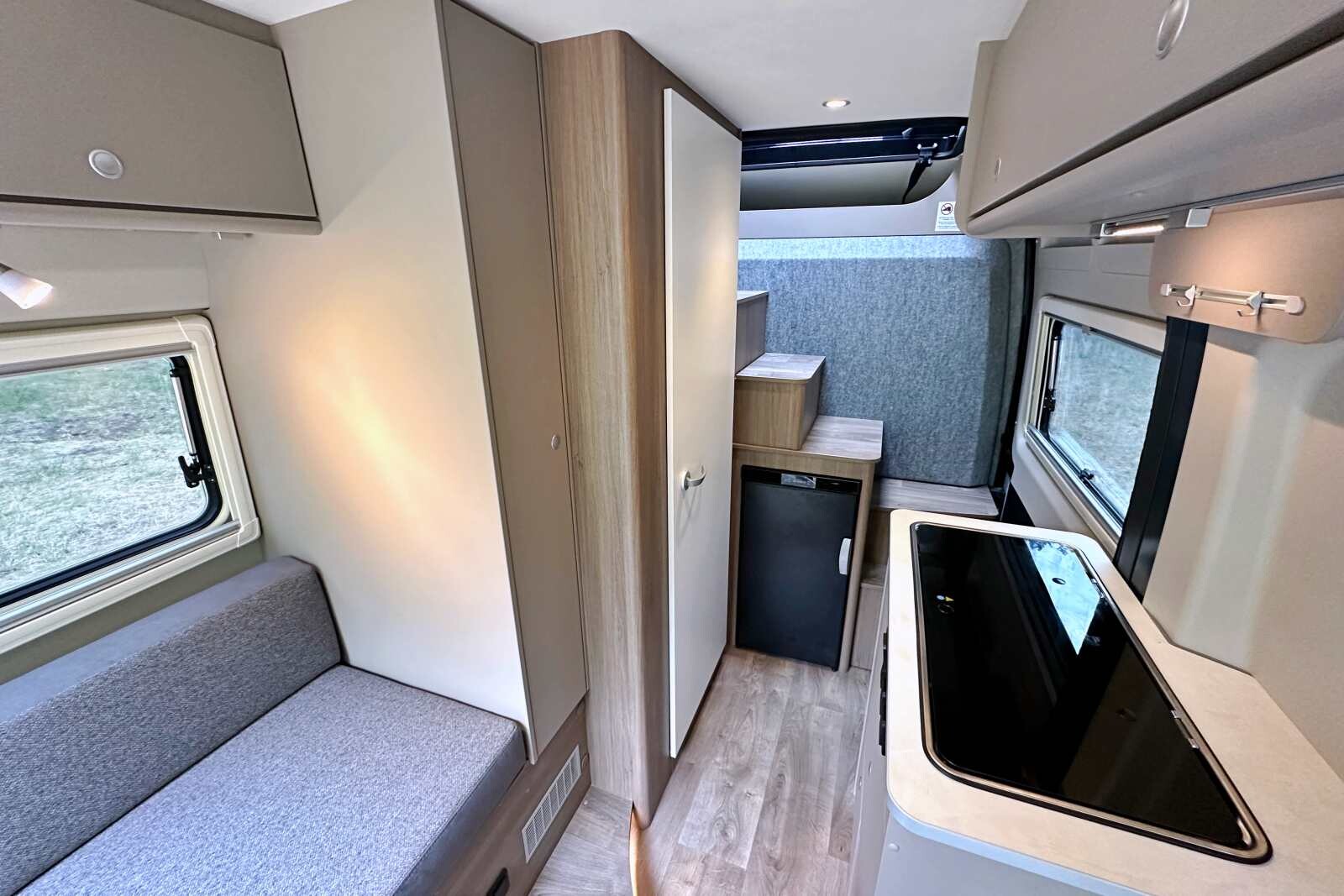 L'escalier conduit à la chambre principale, sous le toit. Cette configuration inédite à ce niveau de prix peut permettre des usages multiples sur un fourgon court.