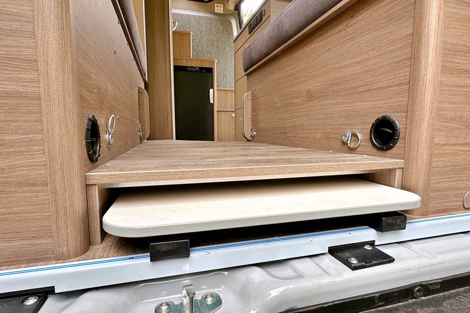 La grande table pliable vient se loger dans le double plancher.