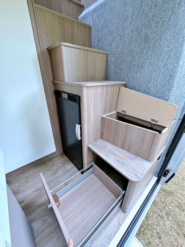 Trois marches se transforment en tiroir et coffres, pour des affaires bien rangées et à portée de main.