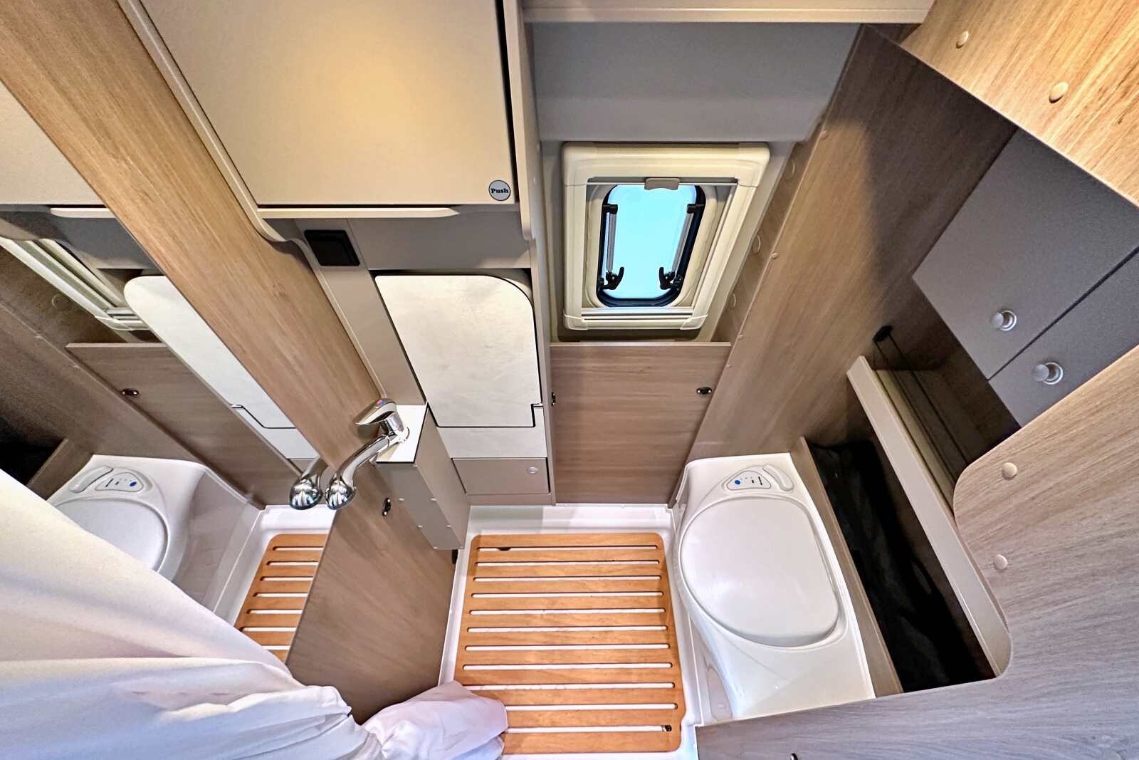 Mais comment une si grande salle de bain, peut-elle tenir dans un fourgon aussi compact ? Encore merci à l'escalier dont l'espace sous les marches est parfaitement exploité.