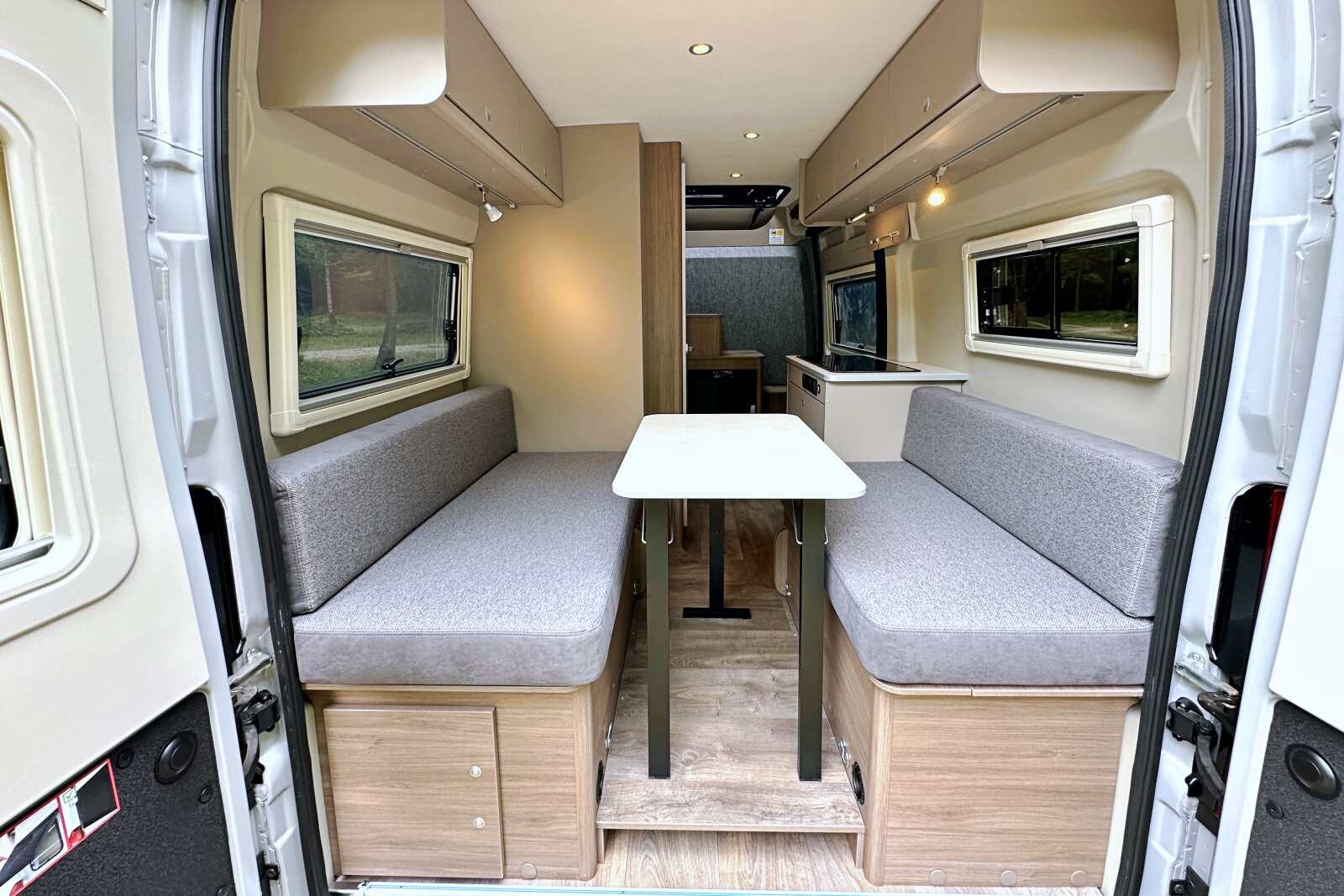 Le salon ne souffre d'aucun défaut, les banquettes sont confortables, les rangements nombreux. En option, la baie côté droit est coulissante.