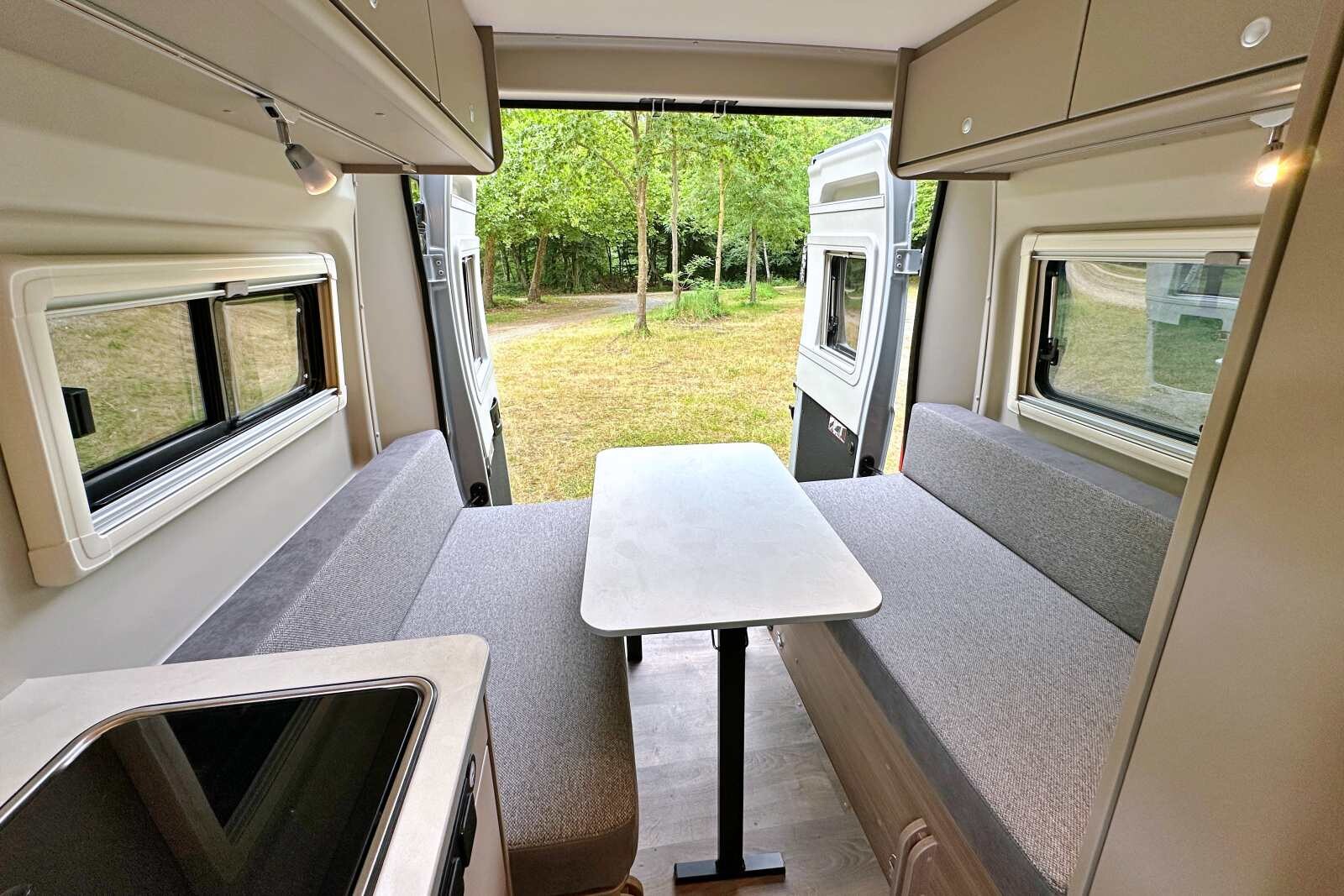 Avec ses deux banquettes confortables en vis-à-vis, le salon du CV541 est un lieu de convivialité et de détente. En option, un sommier-peigne permettra de transformer les banquettes en lit d'appoint.