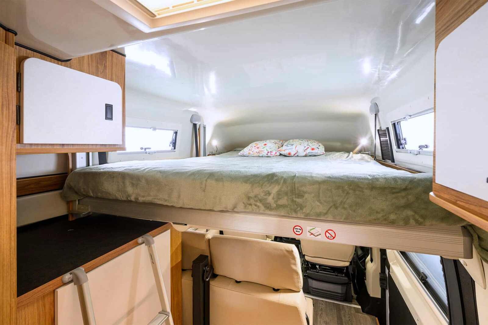 Dans sa rehausse qui culmine à 2,78 m à l'extérieur, le Bel Horizon recèle un lit de pavillon (197 x 152 cm) repliable au plafond. On obtient deux couchages supplémentaires en transformant la baquette de la dinette (190 x 122 cm).
