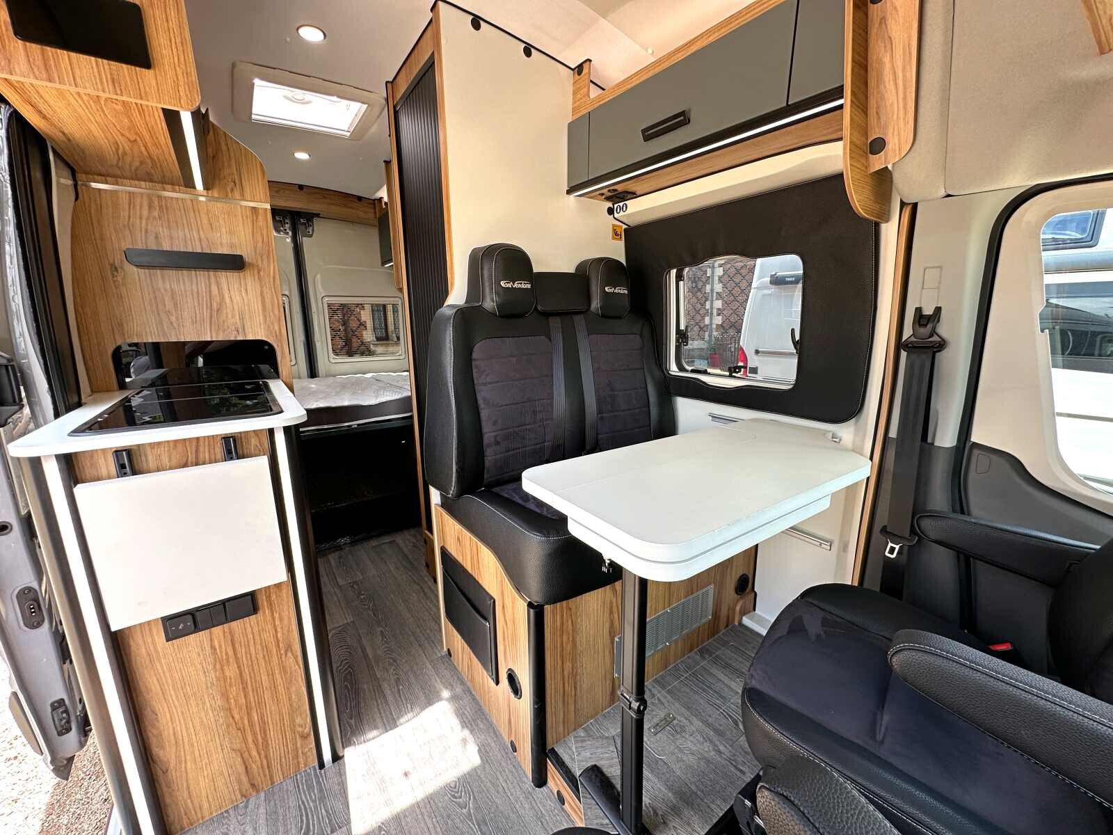 La dinette du Fortyy Van avec sa table polyvalent, elle est escamotable, son plateau est repliable, et dispose d'une extension.