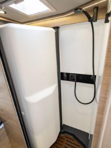 La douche profite de son propre mitigeur. Derrière le bandeau noir, des niches permettent de ranger les produits type gel douche ou shampoing. La douche profite de son propre mitigeur. Derrière le bandeau noir, des niches permettent de ranger les produits type gel douche ou shampoing.