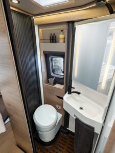 La cloison pivotante est moulée d'un seul bloc. Une attention particulière est portée aux détails : éclairage leds dans le miroir, niches de rangement, dévidoir à papier toilette intégré dans la cloison derrière le W.-C., etc. La cloison pivotante est moulée d'un seul bloc. Une attention particulière est portée aux détails : éclairage leds dans le miroir, niches de rangement, dévidoir à papier toilette intégré dans la cloison derrière le W.-C., etc.