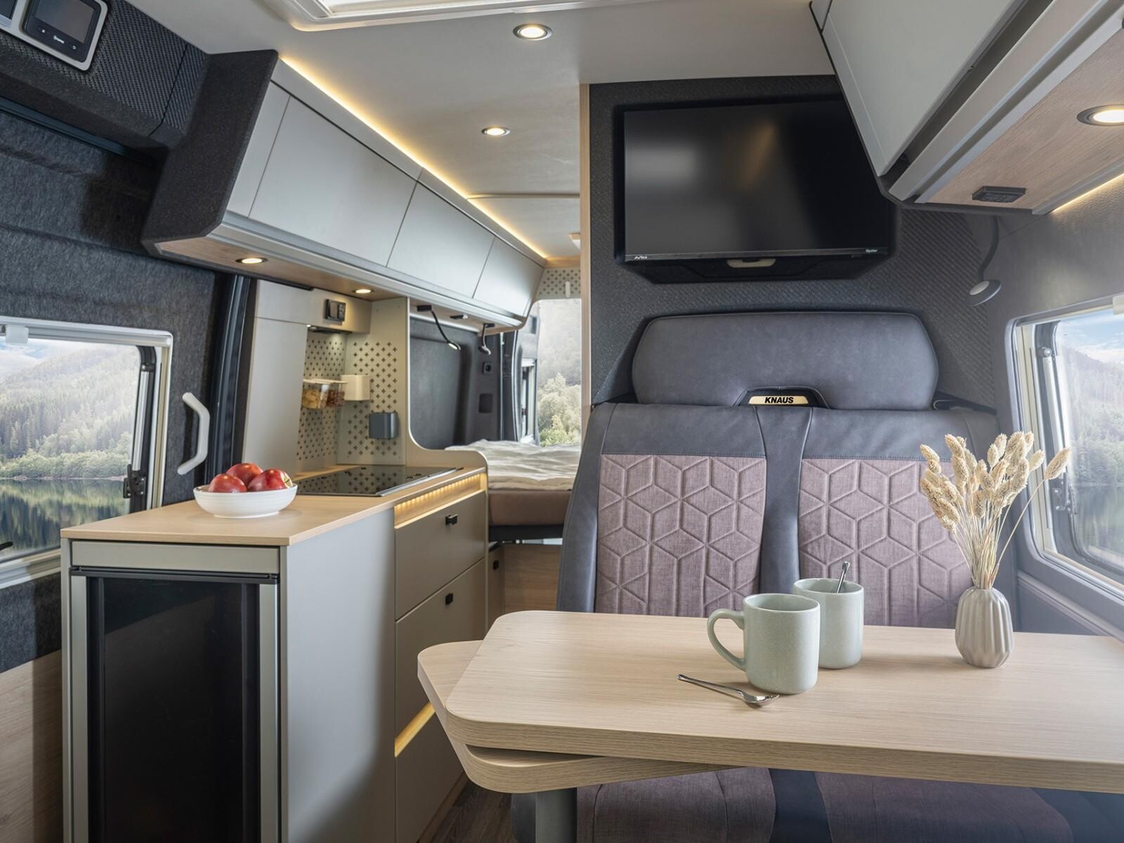 L'appuie-tête et le téléviseur sont intégrés dans la cloison. Les propriétés du polypropylène expansé permettent de nouvelles pistes de réflexion qui n'en sont qu'à leurs balbutiements. L'appuie-tête et le téléviseur sont intégrés dans la cloison. Les propriétés du polypropylène expansé permettent de nouvelles pistes de réflexion qui n'en sont qu'à leurs balbutiements.