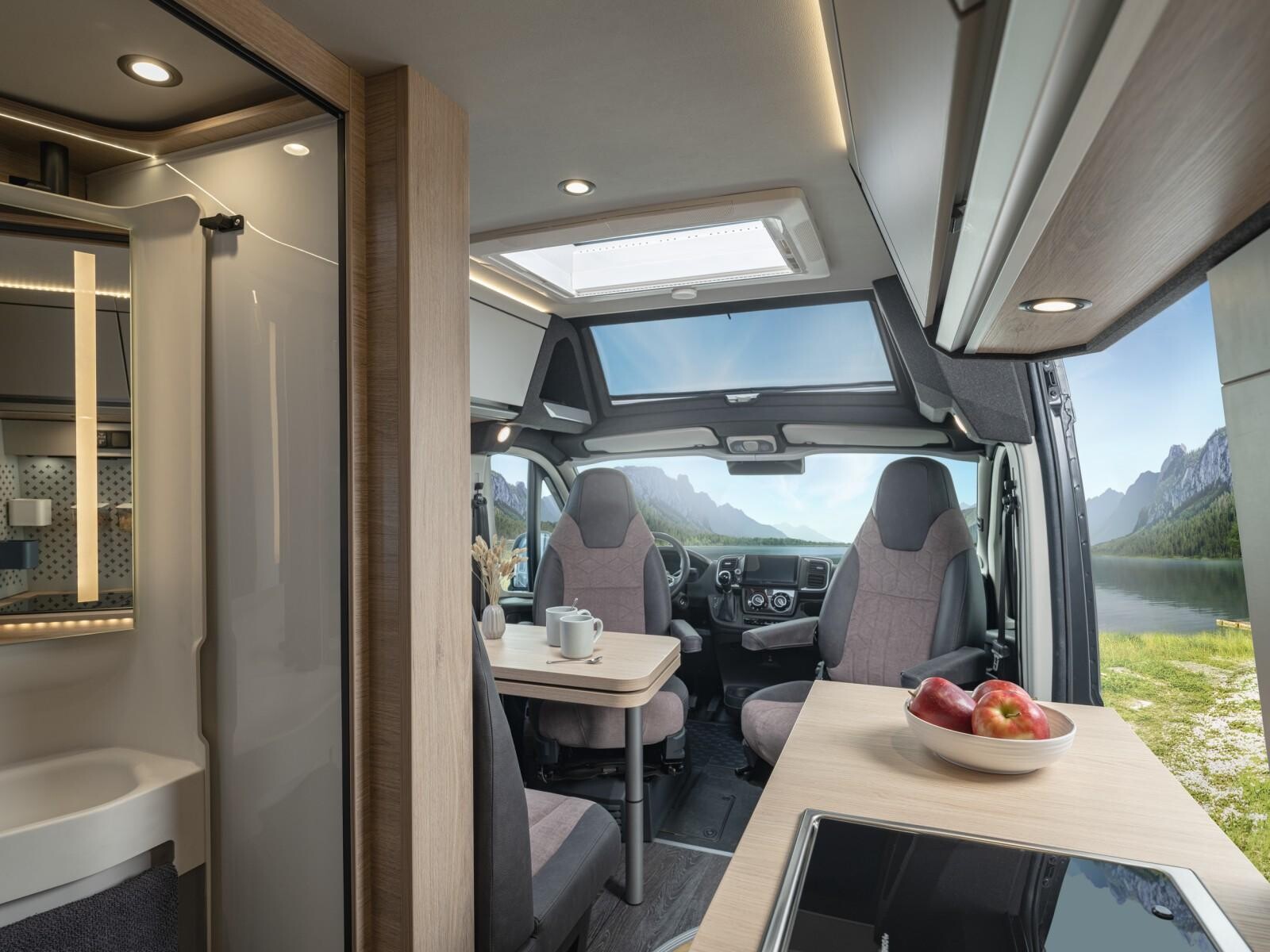 Le skyroof, particulièrement bien dimensionné, est inclus de série sur la gamme BoxTime. Il est habillé d'une pièce moulée monobloc en polypropylène expansé qui garantit une meilleure isolation phonique et thermique dans cette zone particulièrement "sensible". Le skyroof, particulièrement bien dimensionné, est inclus de série sur la gamme BoxTime. Il est habillé d'une pièce moulée monobloc en polypropylène expansé qui garantit une meilleure isolation phonique et thermique dans cette zone particulièrement "sensible".