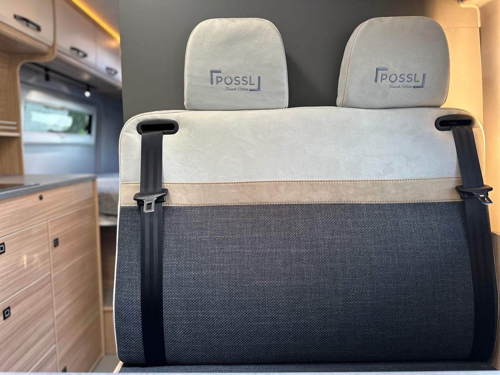 Pössl Summit 600 French Edition. La sellerie exclusive du Summit 600 French Edition associe trois teintes qui font écho au nouveau décor San Marco.