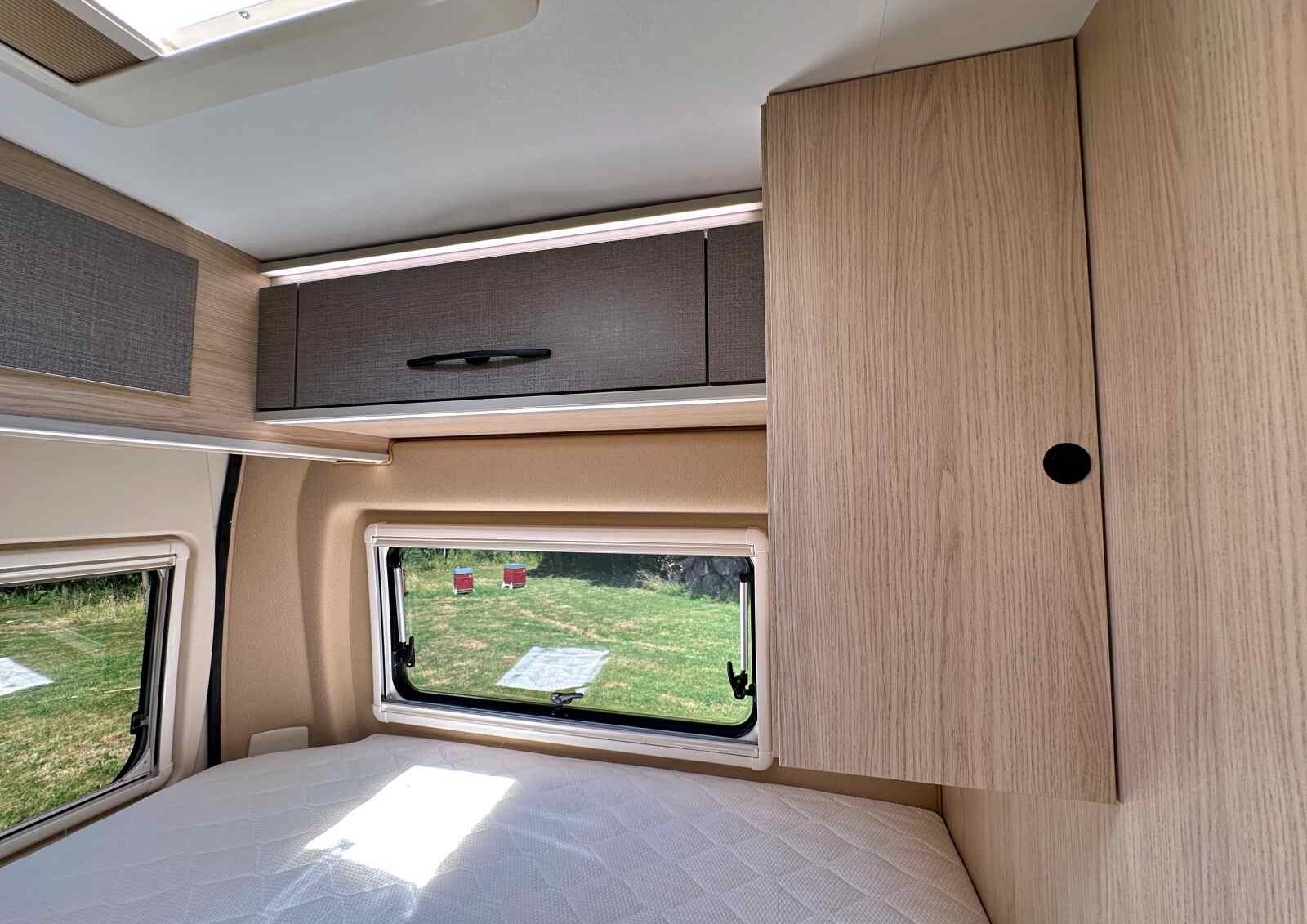 Une vraie penderie en position haute pour ne pas gêner les pieds des dormeurs.