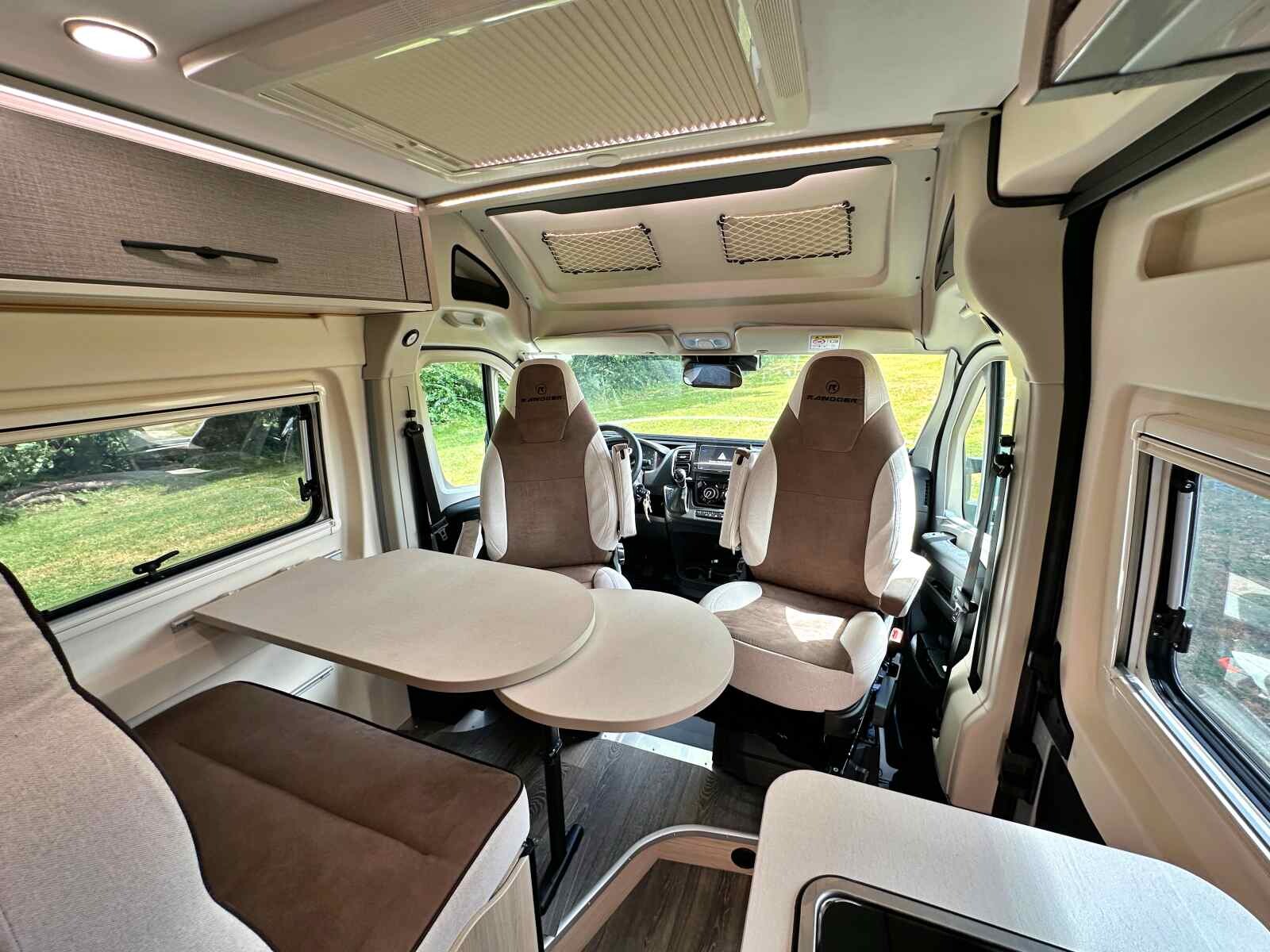 Du plaisir de conduire au confort de l'étape, un fourgon aménagé est un condensé de petits bonheurs.