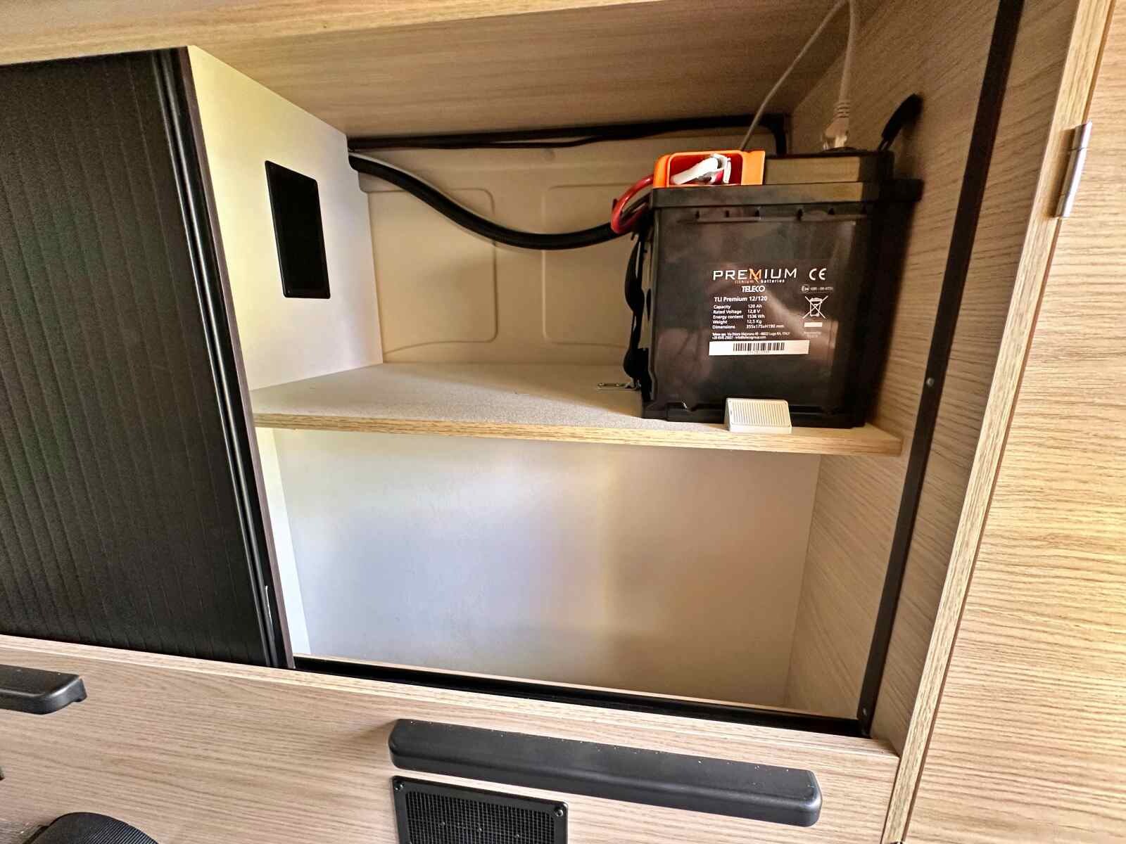 De série, le Randger R602 est équipé de panneaux solaires et d'une batterie Lithium 120 Ah.
