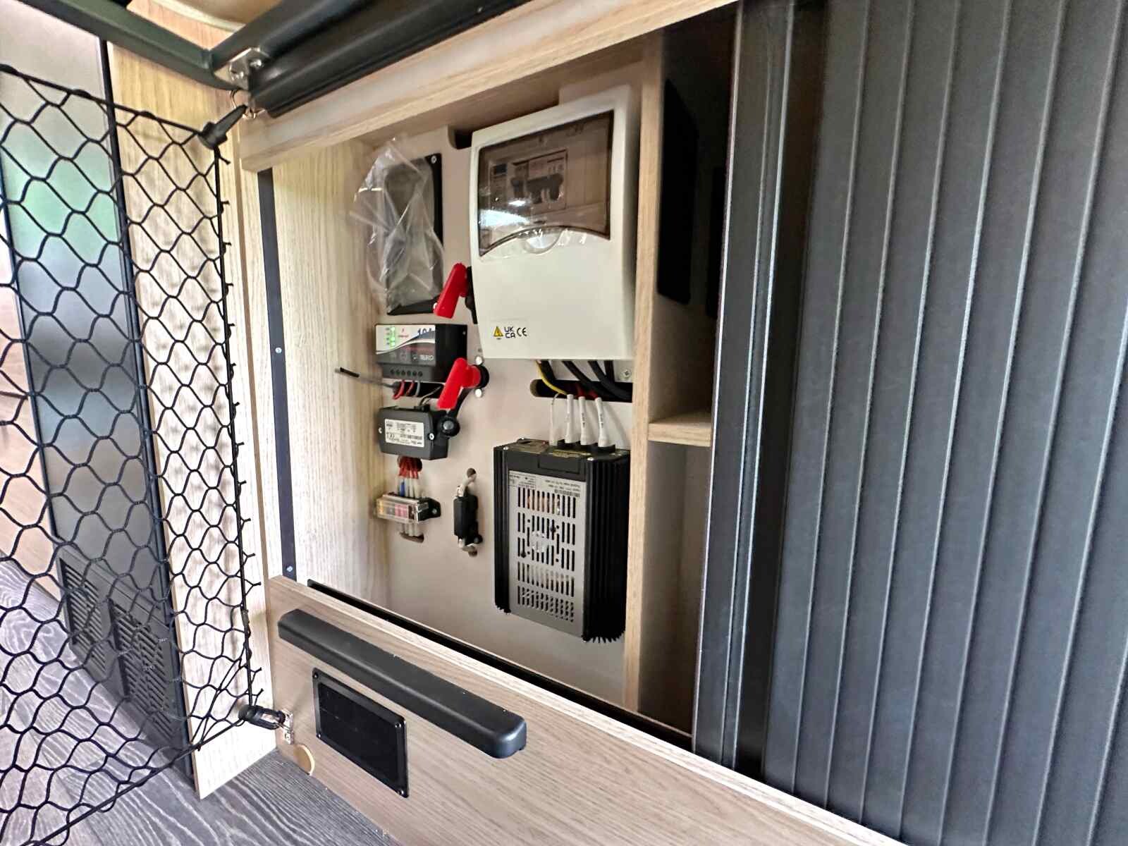 Le coffre électrique avec le chargeur de batterie DC/DC.
