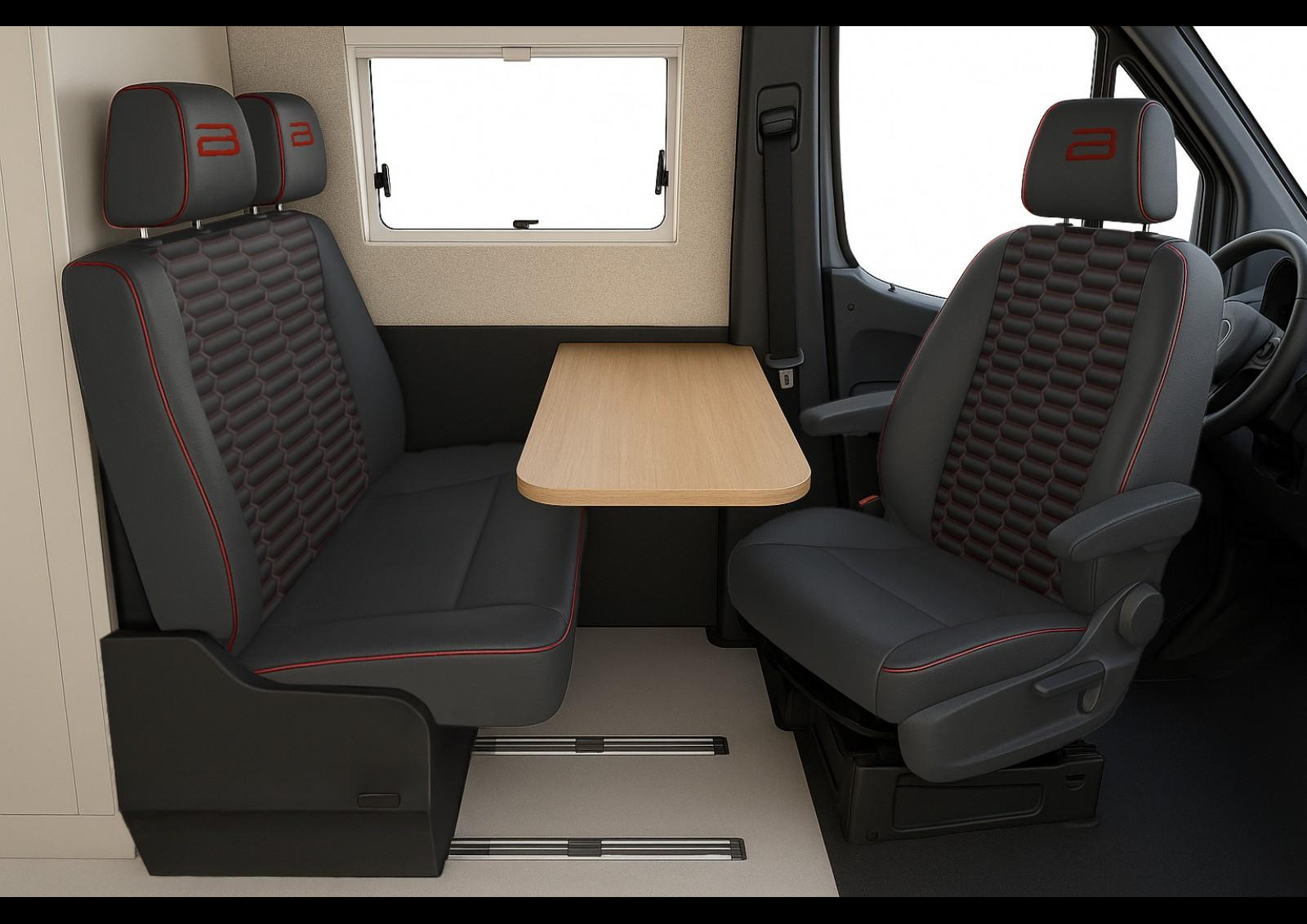 Bon à savoir : la banquette sur rails est bien homologuée pour transporter des passagers. La sellerie est ici habillée d'un cuir noir avec matelassage façon automobile (+1699 €). Crédit 📸 Bürstner
