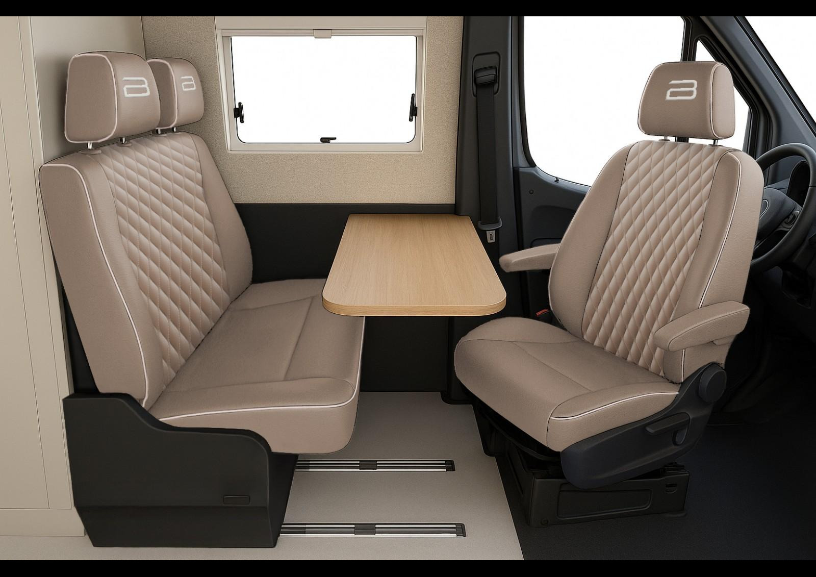 La sellerie est ici habillée d'un cuir beige avec matelassage façon automobile (+1699 €). Crédit 📸 Bürstner