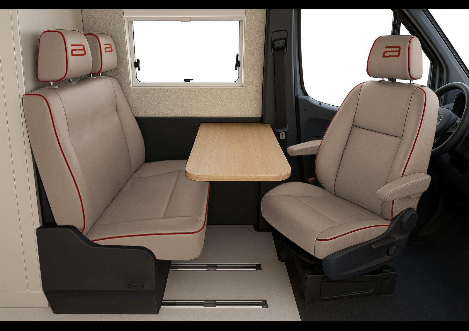 La sellerie est ici habillée d'un cuir beige (+1299 €). Crédit 📸 Bürstner