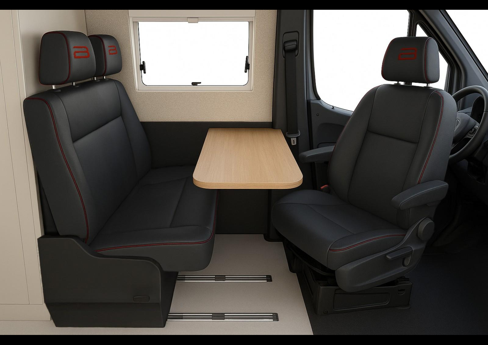 La sellerie est ici habillée d'un cuir noir (+1299 €). Crédit 📸 Bürstner