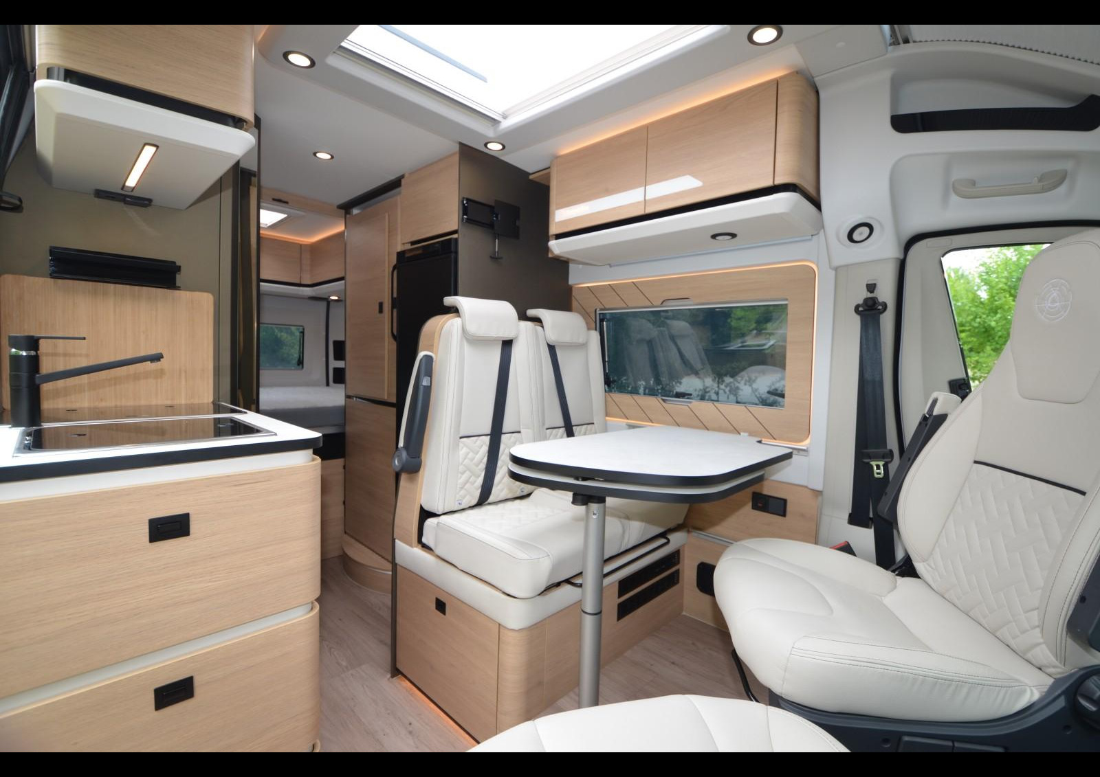 CAMPÉRÊVE Magellan 643 Saphir - La nouvelle ambiance de mobilier Nordic, ici associée à la la sellerie Dakota (de série sur la finition Saphir, en option sur la finition Standard). On aperçoit aussi ici le nouveau lanterneau XL de 90 cm par 60 cm.
