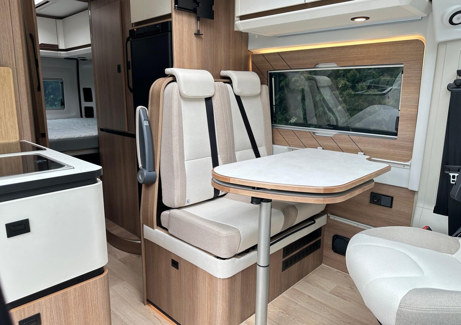 CAMPÉRÊVE Magellan 643 Saphir - La nouvelle ambiance de mobilier Eclipse, ici mariée à la nouvelle sellerie Sonora (de série sur la finition Saphir)