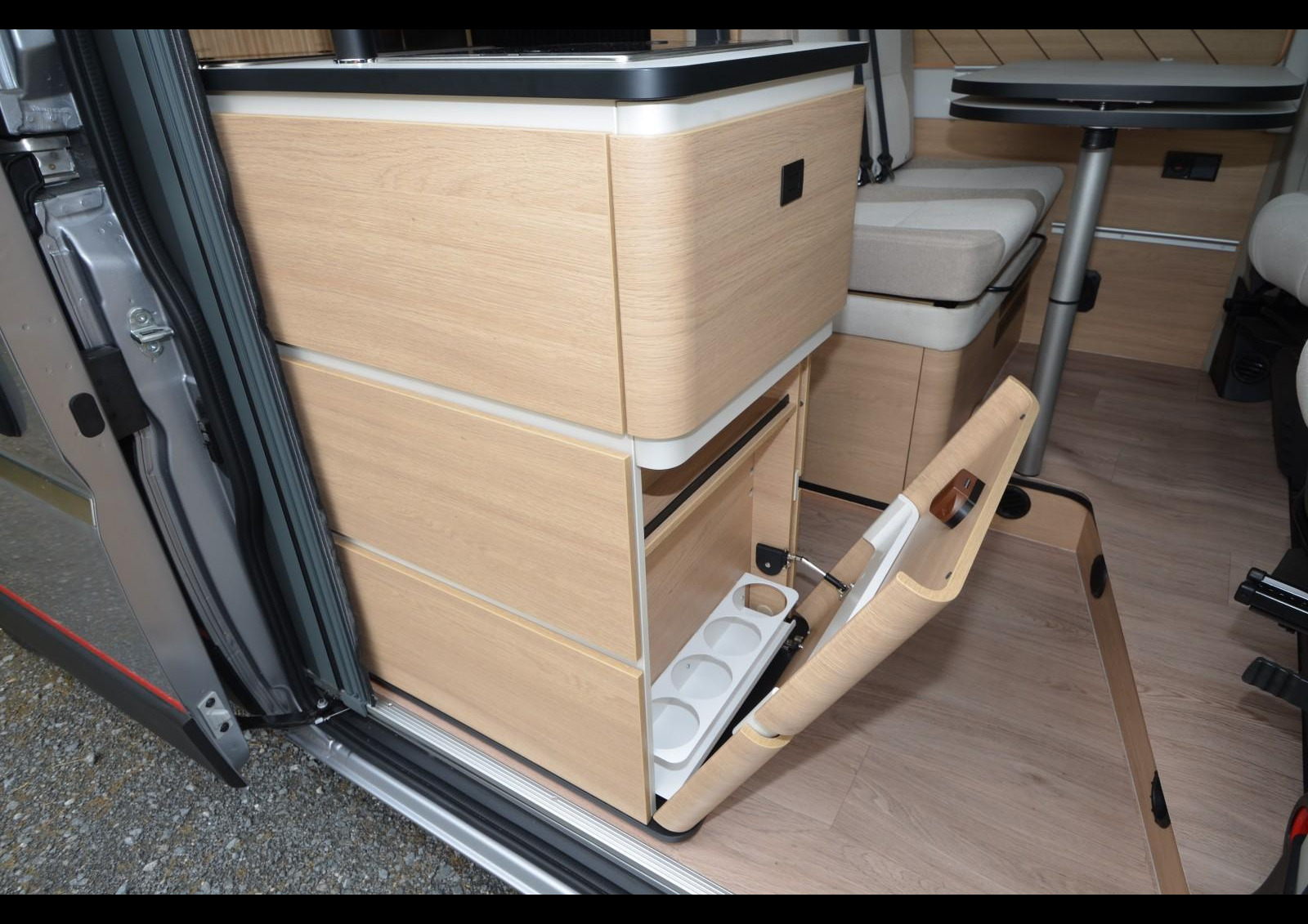 Campereve Magellan 746 Saphir - En partie basse du bloc, Campérêve installe un range-bouteilles.