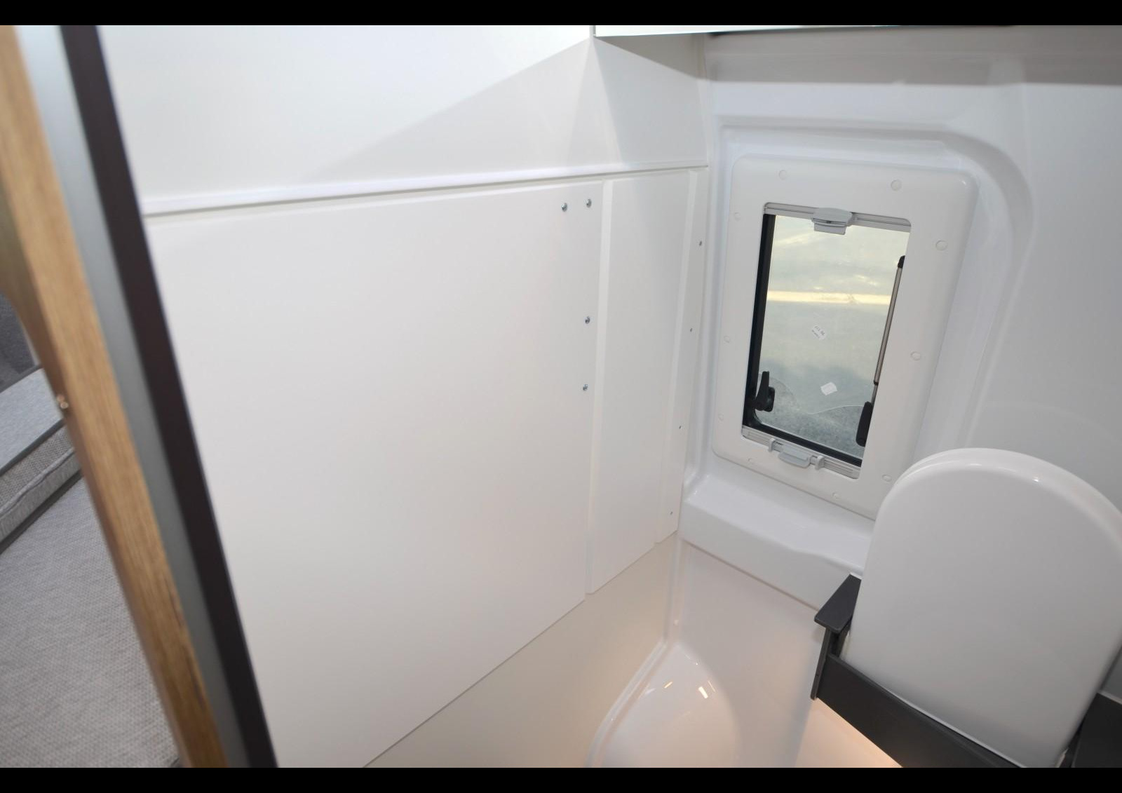 Clever Vans Tour 540 - Sur le pourtour de cette paroi flexible, un joint est prévu pour assurer l'étanchéité du compartiment.