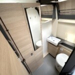 Dreamer Fun D55 "20 ans" - La porte du cabinet de toilette permet aussi d'isoler la salle d'eau du salon.