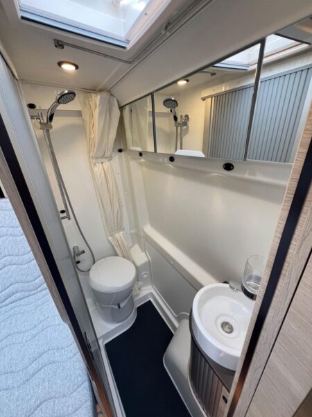 Rapido V62 65 Ans. Le cabinet de toilette jouxte le lit dans la longueur. Rapido V62 65 Ans. Le cabinet de toilette jouxte le lit dans la longueur.