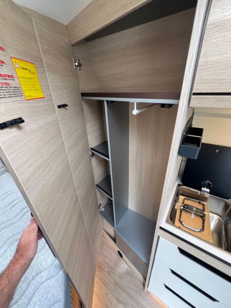 Rapido V62 65 Ans. Rare sont les fourgons qui proposent autant de rangements. Rapido V62 65 Ans. Rare sont les fourgons qui proposent autant de rangements.