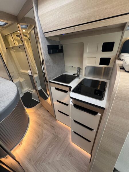 Rapido V62 65 Ans. Cuisine en L, comme dans un camping-car ! Rapido V62 65 Ans. Cuisine en L, comme dans un camping-car !