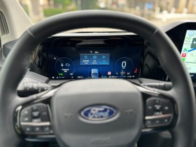 Sur le tableau de bord numérique, on retrouve diverses informations, comme l'autonomie restante en mode électrique (ici 21 km) ou thermique (563 km).