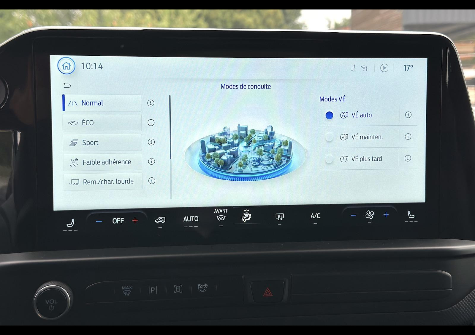 5 modes de conduite sont disponibles : Normal, Sport, Eco, Faible adhérence, Remorquage/charge lourde.