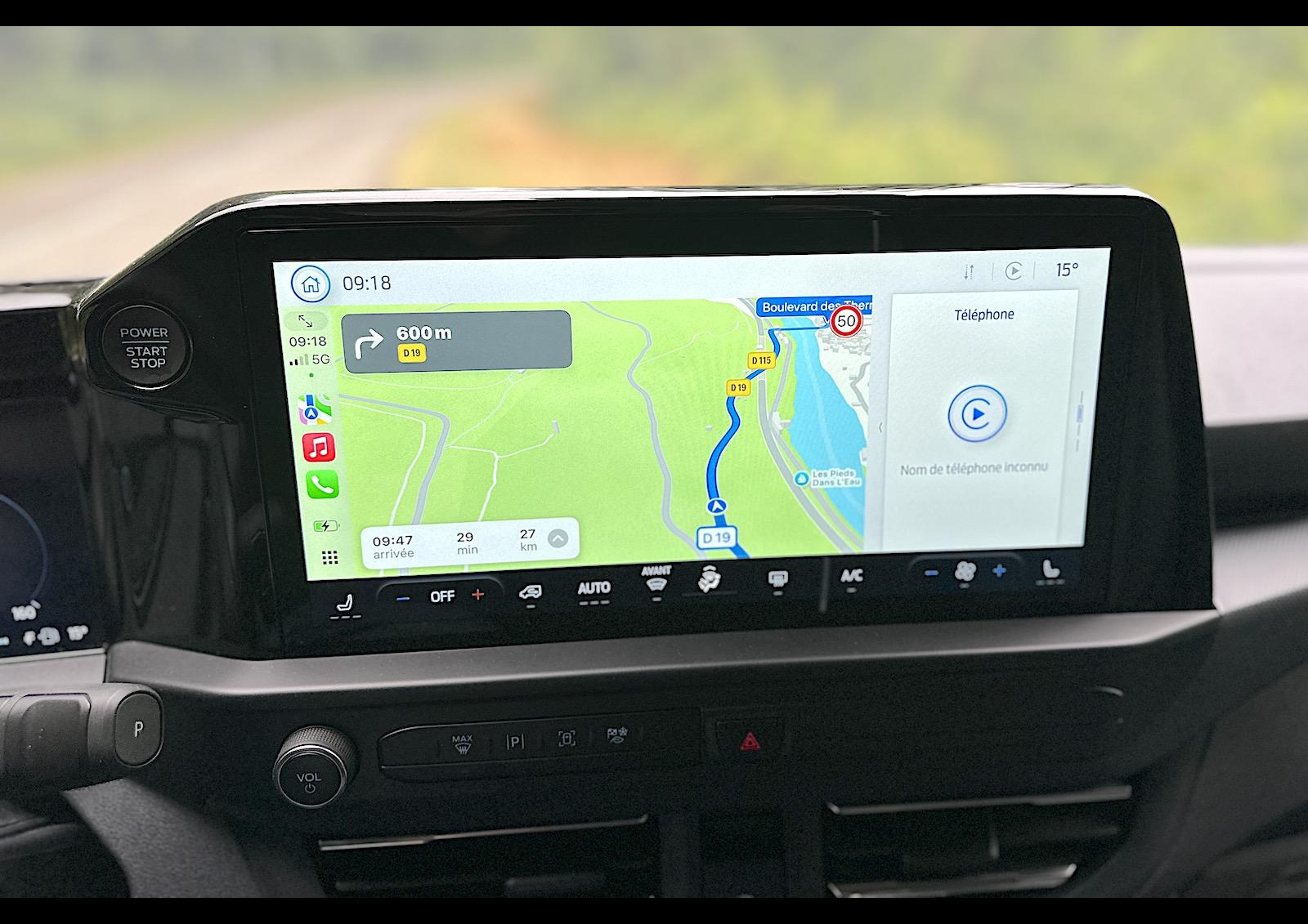 En cabine, on apprécie le grand écran tactile de 33 cm de diagonale et sa station multimédia très intuitive. Les fonctions Apple CarPlay et Android Auto sont ici comprises.